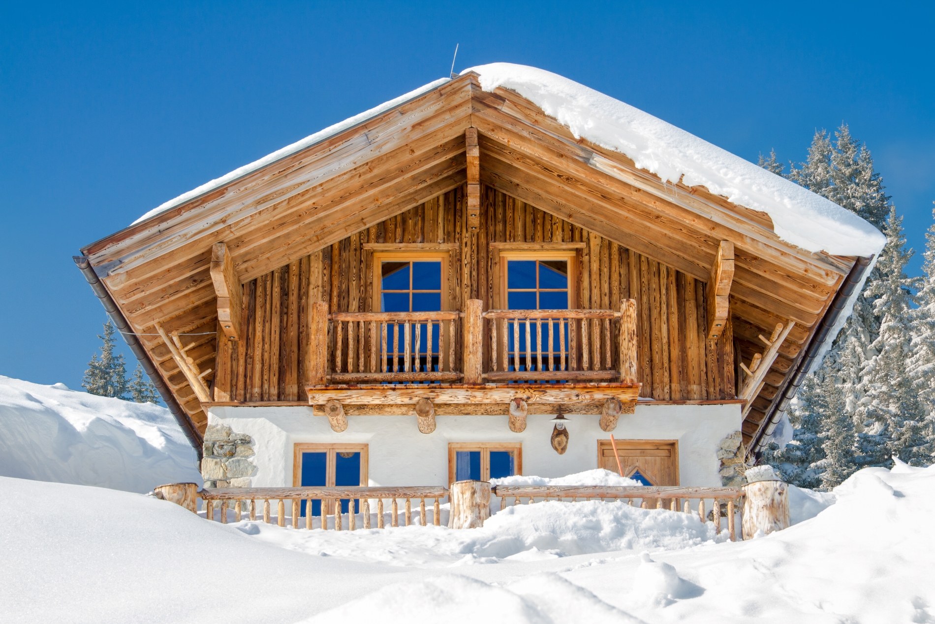 chalet en bois enneigé