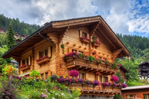 chalet en bois plein de fleurs
