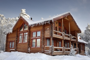 chalet en bois enneigé