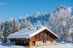 chalet en bois enneigé