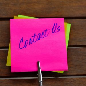 post-it avec message nous contacter en anglais.