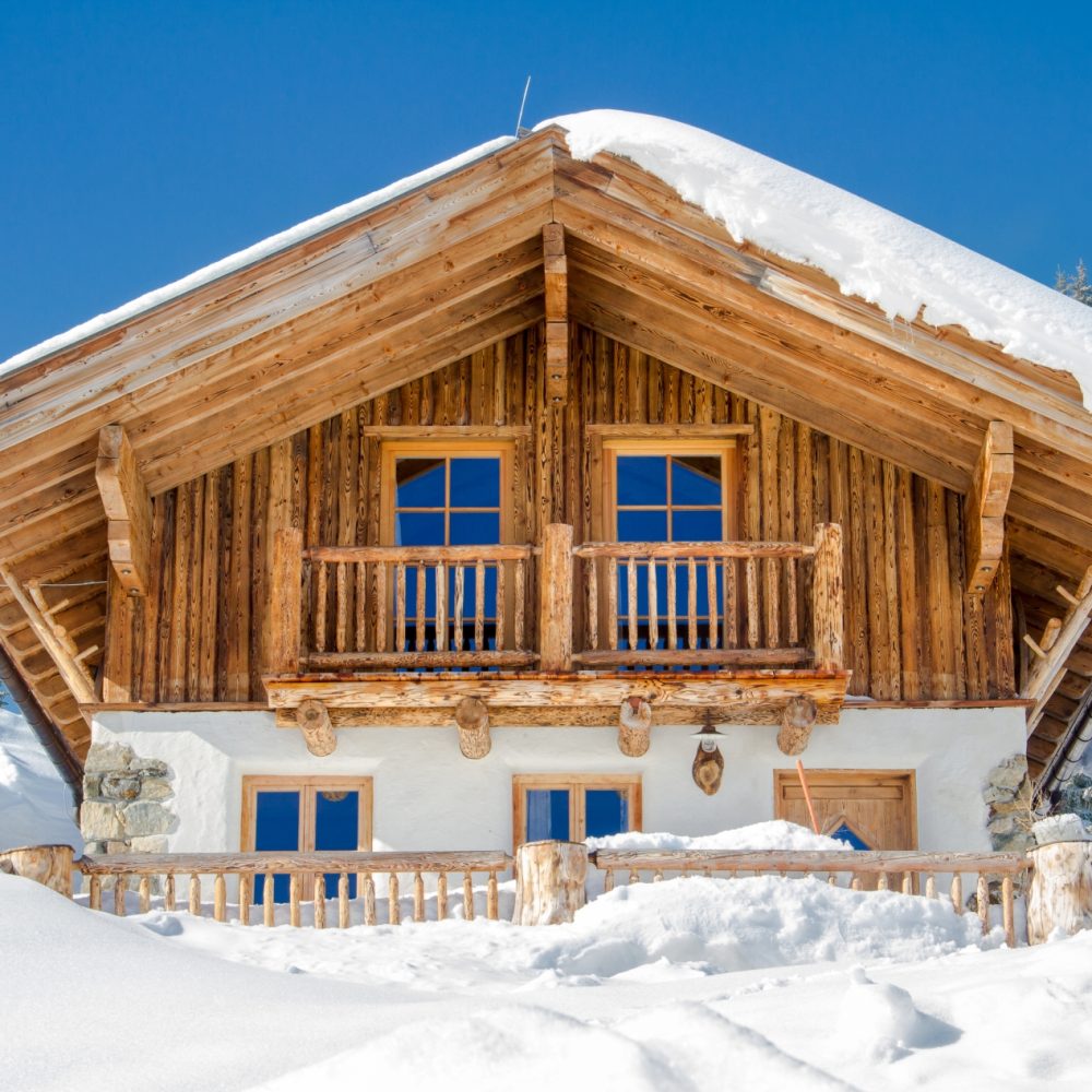 chalet en bois enneigé