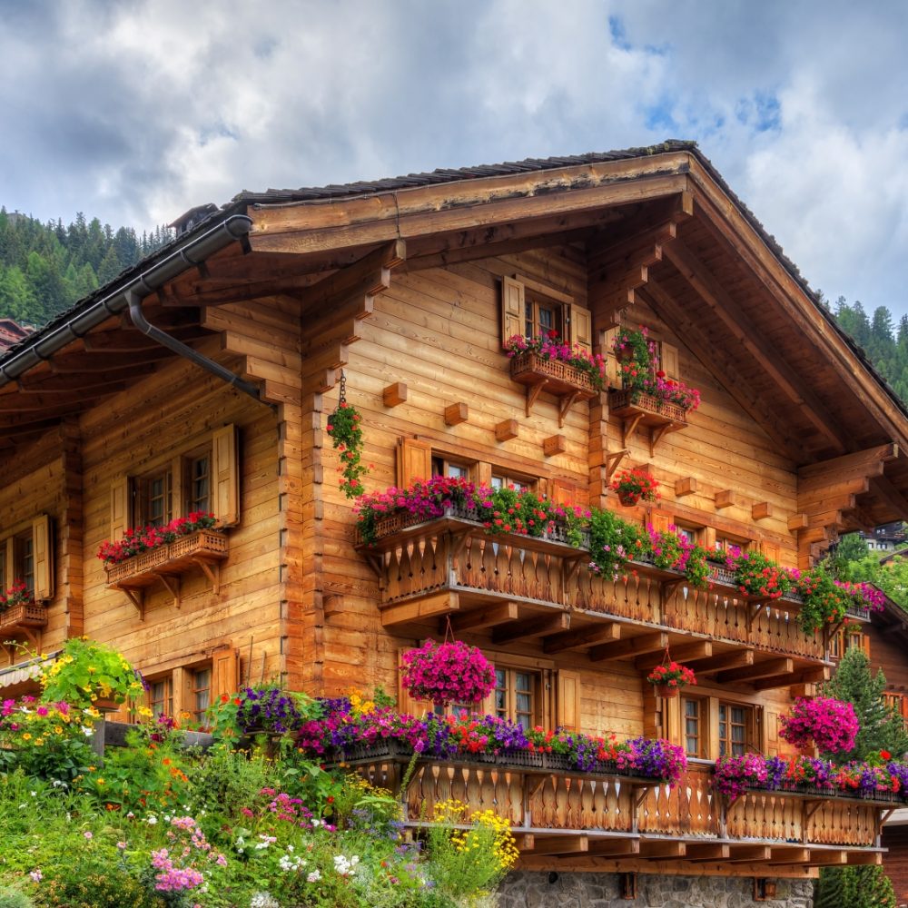 chalet en bois avec des fleurs