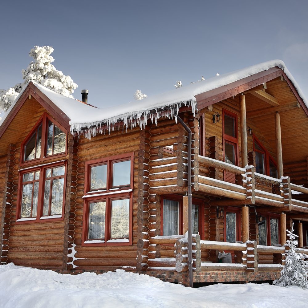 chalet en bois enneigé