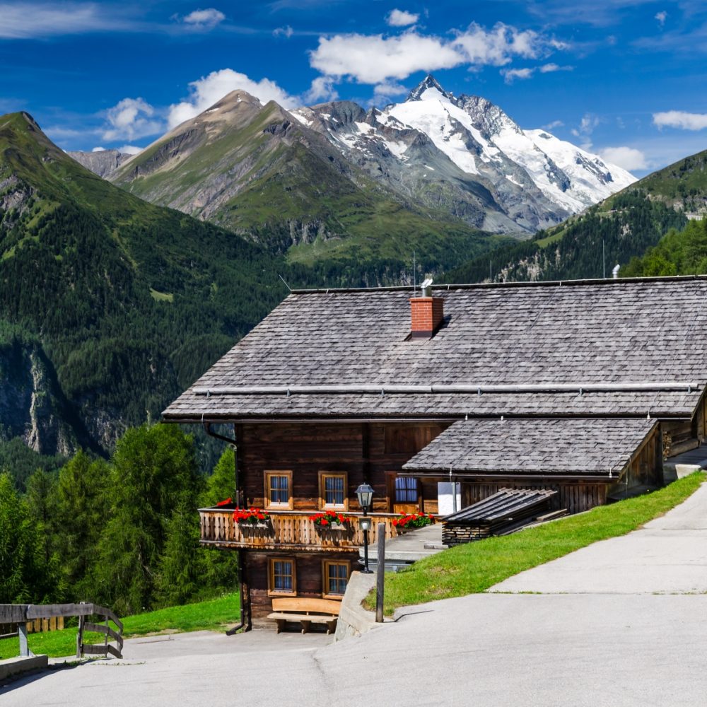 chalet en bois à côté d'une route